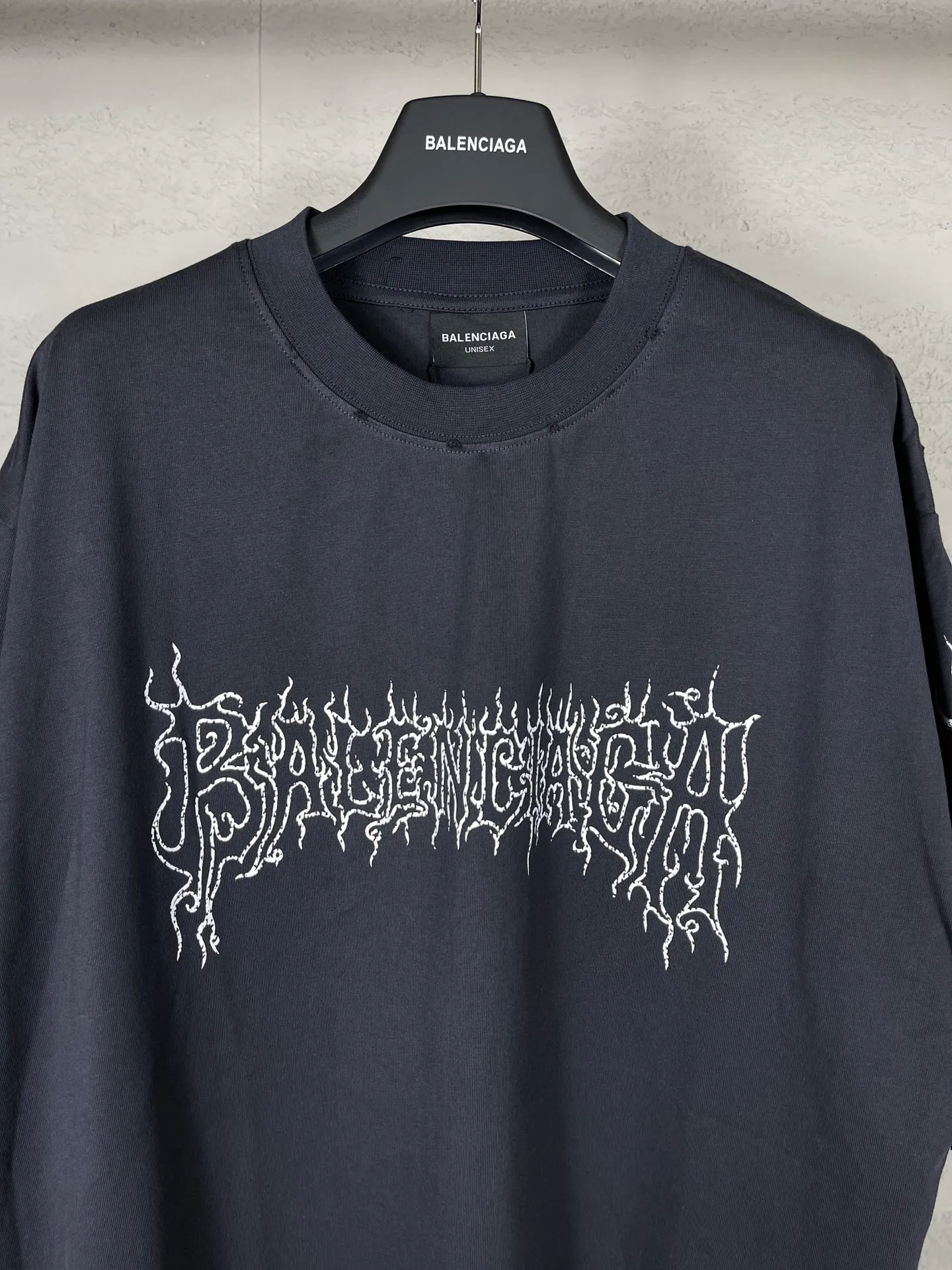 【 . Quality】BALENCI*GA/ .2024New Arrival LOGO T 。 . Authentic ， ！ ZP 。 260 ， . ， ，。 。Classic LOGO ， ， 。 . ， ， ， OS . Same Style ：BL 233303 ：Black，White，Yellow， Size：XS L
